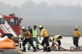 Lực lượng cứu hộ Australia hỗ trợ giải quyết cháy rừng tại Sumatra, Indonesia ngày 14/10. (AFP/TTXVN)