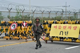 Binh sỹ Hàn Quốc dựng rào chắn tại lối vào khu công nghiệp Keasong ngày 21/8. (Nguồn: AFP/TTXVN)