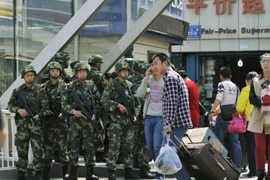 Cảnh sát Trung Quốc gác xung quanh khu vực nhà ga ở Urumqi ngày 1/5/2014. (Nguồn: Kyodo/TTXVN)