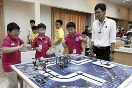 Các đội tham gia cuộc thi Robotics 2014 ở cấp độ sơ cấp dành cho độ tuổi từ 7-9 tuổi và trung cấp dành cho độ tuổi từ 9-11 tuổi. (Ảnh: Thế Anh/TTXVN)