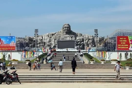 Khắc phục gạch bong trước sân tượng đài Mẹ Việt Nam Anh hùng