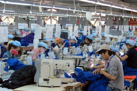 Dây chuyền may xuất khẩu. (Ảnh: Quốc Việt/TTXVN)