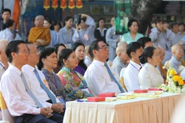 Ông Lê Hồng Anh, Ủy viên Bộ Chính trị, Thường trực Ban Bí thư, và lãnh đạo trung ương địa phương và hàng ngàn tăng ni, phật tử tại buổi lễ. (Ảnh: Thanh Vũ/TTXVN)