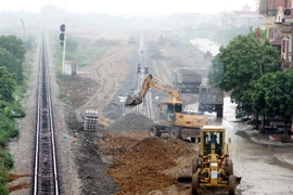 Thi công ga Ninh Bình. (Ảnh: Thế Duyệt/TTXVN)