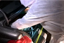 Cảnh sát kiểm tra một cốp xe ôtô. (Nguồn: abc.net.au)