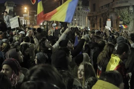 Hàng chục nghìn người biểu tình ở thủ đô Bucharest, Romania. (Nguồn: AFP/TTXVN)