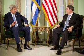 Ngoại trưởng Cuba Bruno Rodriguez (phải) có cuộc hội đàm với Ngoại trưởng Mỹ John Kerry đến thăm La Habana. (Nguồn: AFP/TTXVN)