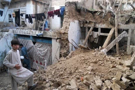 Cảnh đổ nát sau trận động đất ở Kohat, Pakistan ngày 26/10. (Nguồn: AFP/TTXVN)
