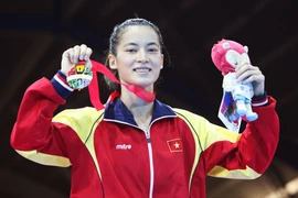 Lê Thị Bằng vui mừng với chiếc huy chương vàng. (Ảnh: Quốc Khánh/TTXVN)