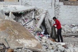 Cảnh đổ nát sau các cuộc không kích nhằm vào IS tại thị trấn Darat Azzah, ngoại ô thành phố Aleppo. (Nguồn: Reuters/TTXVN)