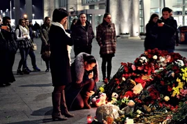 Cầu nguyện cho nạn nhân xấu số. (Ảnh: Quang Vinh/Vietnam+)