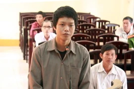 Bị cáo Bùi Văn Đạt trước vành móng ngựa. (Ảnh: Lê Sen/TTXVN)