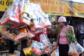 Nhộn nhịp thị trường hàng chuẩn bị cho lễ tiễn Táo quân