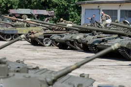 Quân nhân Ukraine kiểm tra các xe tăng T-72 tại thành phố miền tây Lviv ngày 7/8. (Nguồn: AFP/TTXVN)