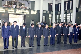 Đoàn Ban Bí thư Trung ương Đảng do Tổng Bí thư Nguyễn Phú Trọng dẫn đầu viếng nhà báo Nguyễn Hữu Thọ. (Ảnh: Thống Nhất/TTXVN)