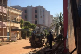 Binh sỹ Mali phong tỏa bên ngoài khách sạn Radisson Blu ở Bamako ngày 20/11. (Nguồn: AFP/TTXVN)