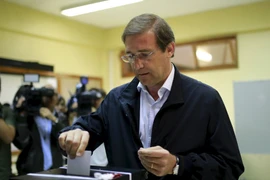Thủ tướng Pedro Passos Coelho bỏ phiếu tại một địa điểm bầu cử ở Massama, ngoại ô Lisbon. (Nguồn: Reuters/TTXVN)