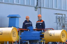 Công nhân vận hành một trạm bơm thuộc đường ống dẫn khí đốt tại thị trấn Boyarka ở Kiev, Ukraine. (Nguồn: AFP/TTXVN)