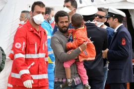 Người di cư được đưa tới cảng Messina sau khi được cứu sống ngoài khơi bờ biển Sicily. (Nguồn: AFP/TTXVN)