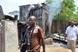 Lực lượng an ninh làm nhiệm vụ tại hiện trường một vụ tấn công của phiến quân Boko Haram tại làng Zabarmari, đông bắc Nigeria. (Nguồn: AFP/TTXVN)