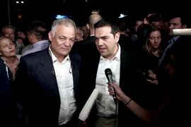 Thủ tướng Hy Lạp Alexis Tsipras (phải) phát biểu trong cuộc họp báo ở Athens sau cuộc đàm phán về thỏa thuận cứu trợ cho Hy Lạp tại Brussels (Bỉ). (Nguồn: AFP/TTXVN)