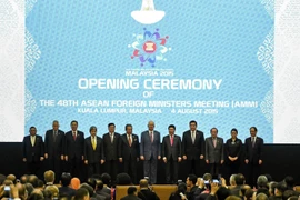 Bộ trưởng Ngoại giao Việt Nam Phạm Bình Minh (thứ 5, phải) chụp ảnh chung cùng Ngoại trưởng các nước ASEAN. (Nguồn: AFP/TTXVN)