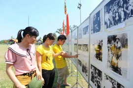 Triển lãm mỹ thuật-nhiếp ảnh về học tập và làm theo Bác Hồ