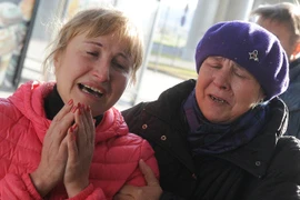 Người thân của hành khách tại sân bay quốc tế Pulkovo ở Saint Petersburg, Nga ngày 31/10 đau buồn khi nghe thông tin về chiếc máy bay gặp nạn. (Nguồn: AFP/TTXVN)