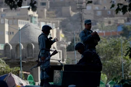 Lực lượng an ninh Afghanistan làm nhiệm vụ tại hiện trường vụ nổ bom. (Ảnh minh họa. Nguồn: AFP/TTXVN)
