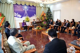 Bà Ngô Thị Thanh Hằng (giữa, trái) trong cuộc gặp với Mục sư Nguyễn Hữu Mạc (giữa, phải) tại Hội thánh Tin lành Việt Nam (miền Bắc). (Ảnh: Nguyễn Văn Cảnh/TTXVN)