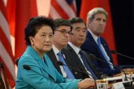 (Từ trái qua phải) Phó Thủ tướng Trung Quốc Lưu Diên Đông, Bộ trưởng Tài chính Mỹ Jacob Lew, Phó Thủ tướng Trung Quốc Uông Dương và Ngoại trưởng Mỹ John Kerry tại lễ khai mạc đối thoại S&ED ngày 23/6. (Nguồn: THX/TTXVN)