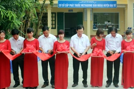 Các đại biểu cắt băng khánh thành Cơ sở cấp phát thuốc Methadone Bản Ngoại, Thái Nguyên ngày 21/7. (Ảnh: Lan Anh/TTXVN)