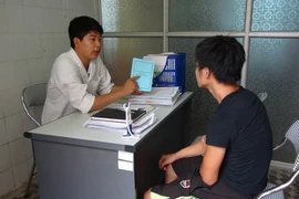 Chương trình điều trị cai nghiện các chất dạng thuốc phiện bằng sử dụng thuốc thay thế bằng Methadone được tại tỉnh Bắc Ninh. (Ảnh: Thanh Thương/TTXVN)