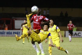 Pha móc bóng đẹp mắt của cầu thủ Sông Lam Nghệ An trong một trận đấu. (Ảnh: Thanh Tùng/TTXVN)