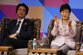 Tổng thống Hàn Quốc Park Geun-Hye (phải), Thủ tướng Nhật Bản Shinzo Abe (trái). (Nguồn: AFPP/TTXVN)