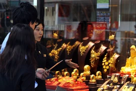Cửa hàng bán đồ trang sức vàng ở Hong Kong, Trung Quốc. (Nguồn: AFP/TTXVN)