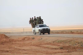 Lực lượng ủng hộ Chính phủ Syria sau khi giành lại quyền kiểm soát tuyến đường tiếp tế duy nhất tới thành phố Aleppo. (Nguồn: AFP/TTXVN)