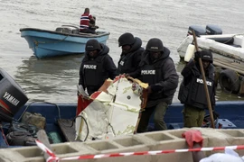 Trục vớt mảnh vỡ máy bay sau tai nạn. (Nguồn: AFP/TTXVN)