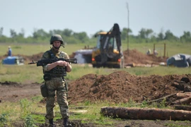 Binh sỹ Ukraine đào hào tại khu vực xung đột gần Artemivsk (vùng Donetsk), nơi chính quyền Kiev nắm quyền kiểm soát ngày 26/5. (Nguồn: AFP/TTXVN)