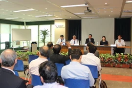 Đại diện lãnh đạo tỉnh Thái Bình giải đáp các thắc mắc của các nhà đầu tư, giới doanh nghiệp Singapore tại buổi tiếp xúc ngày 2/7. (Ảnh: Hải-Bình/Vietnam+)