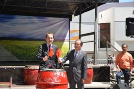 Thị trưởng thành phố Montreuil, Patrice Bessac và Đại sứ Việt Nam tại Pháp Nguyễn Ngọc Sơn đánh trống khai mạc "Làng hội đoàn" tại quảng trường Jean Jaurès, phía trước tòa thị chính thành phố Montreuil. (Ảnh: Bích Hà/Vietnam+)