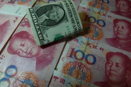 Đồng nhân dân tệ (màu đỏ) và đồng USD (màu xanh). (Nguồn: AFP/TTXVN)