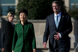 Tổng thống Hàn Quốc Park Geun-hye (trái) và Bộ trưởng Quốc phòng Ashton Carter (phải) trước cuộc gặp. (Nguồn: AFP/TTXVN)