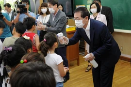 Kiểm tra thân nhiệt cho học sinh để phòng tránh lây nhiễm MERS ở thủ đô Seoul ngày 17/6. (Nguồn: THX/TTXVN)