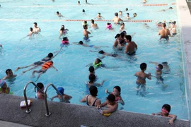 Lượng người đến bể bơi ở Hà Nội tăng mạnh do năng nóng. (Ảnh: Anh Tuấn/TTXVN)