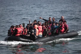 Người di cư tới bờ biển đảo Lesbos sau khi vượt biển Aegean từ Thổ Nhĩ Kỳ ngày 3/9. (AFP/TTXVN)