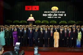 Tổng Bí thư Nguyễn Phú Trọng với các đại biểu dự Đại hội đại biểu Đảng bộ Thành phố Hồ Chí Minh, sáng 14/10. (Ảnh: Thanh Vũ/TTXVN)