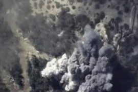 Khói bốc lên từ một vụ không kích của Nga nhằm vào mục tiêu IS tại Syria. (Nguồn: Reuters/TTXVN)