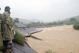 Sạt lở kè sông khu vực biên giới Móng Cái. (Ảnh: Nguyễn Hoàng/TTXVN)