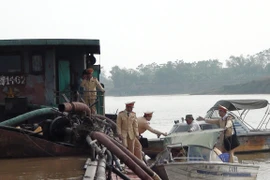 Công an tỉnh Bắc Ninh bắt quả tang tàu HD0612 khai thác cát sỏi trái phép trên sống Đuống. (Ảnh: Thái Hùng/TTXVN)